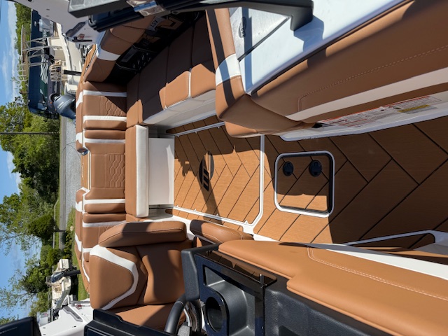 2025 Malibu 23 LSV Icon